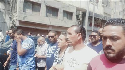 بث مباشر | انهيار المطرب أحمد شيبة في جنازة شقيقه 