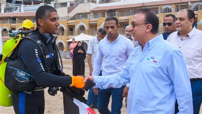محافظ الإسكندرية يطلق مبادرة تنظيف قاع الشواطئ من النفايات | صور