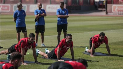 نزول لاعبي الأهلي لأرضية ملعب هزاع بن زايد والشحات يلتقط صورا للجماهير|فيديو 