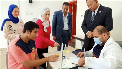 رئيس جامعة المنصورة الجديدة يتفقد الكشف الطبي على الطلاب الجدد