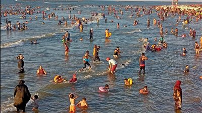 إقبال كبير على شواطئ رأس البر للاستمتاع بالمصيف