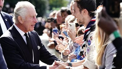 في وداع اليزابيث.. هدية من الجماهير للملك تشارلز الثالث