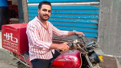 الشغل مش عيب.. طالب طب بدرجة دليفري في المنوفية | فيديو