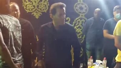 شاهد.. أحمد شيبة يتلقى العزاء في شقيقه وسط غياب نجوم الفن