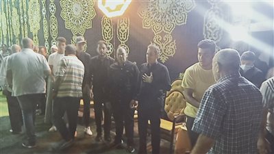 علامات الحزن على وجه أحمد شيبة أثناء تلقي عزاء شقيقه 