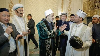 تفاعل كبير مع صورة شيخ الأزهر بعد رفض خلع العمامة