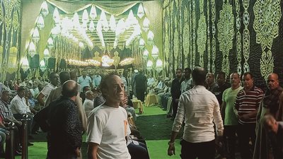 إقبال كبير من أهالي الإسكندرية لتقديم واجب العزاء للفنان أحمد شيبة في وفاة شقيقه