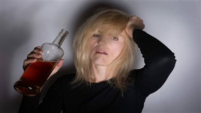 طبيب روسي: علاج إدمان النساء للكحول أسهل من الرجال