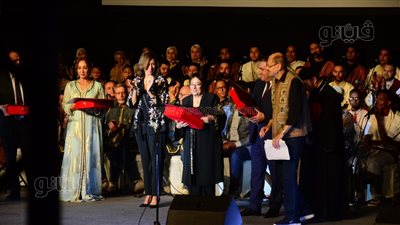 تكريم خاص من وزيرة الثقافة لـ سميرة عبد العزيز على هامش افتتاح مهرجان سماع | صور