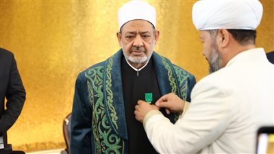 مفتي كازاخستان يهدي شيخ الأزهر زي 