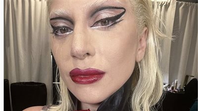 ليدي جاجا تبكي بسبب إلغاء حفلها في ميامي وتعتذر للجمهور | فيديو