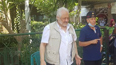 لم يتمالك دموعه.. خالد زكي يودع جثمان زوجته في مسجد مصطفى محمود | فيديو وصور 