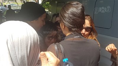 بكاء ابنة خالد زكي في جنازة والدتها بمسجد مصطفى محمود | صور
