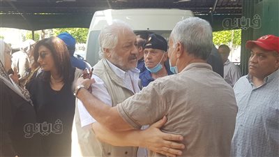 وصول جثمان زوجة خالد زكي إلى مسجد مصطفى محمود لأداء صلاة الجنازة | فيديو