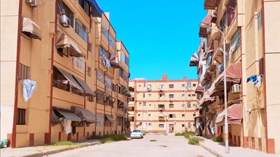 نماذج مشرفة للجهود الذاتية.. أهالي حي المناخ ببورسعيد يتكفلون بطلاء واجهات العمارات السكنية |صور