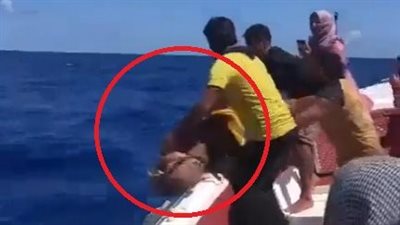 أصاب العالم بالصدمة.. مشهد مرعب لإلقاء سوري لابنه في البحر بعد وفاته | فيديو