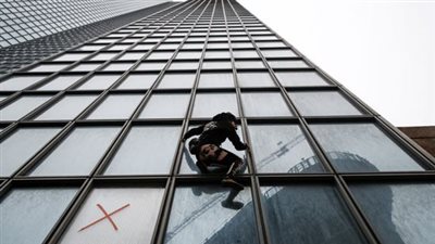 الرجل العنكبوت يتسلق مبنى مكون من 48 طابقا في سن الـ 60 