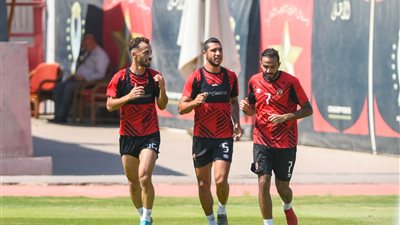 تدريبات بدنية وتقسيمة قوية بين اللاعبين في مران الأهلي الصباحي