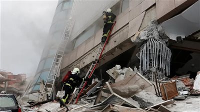 زلزال يتسبب في انهيار 3 مبان سكنية وجسرين في تايوان 