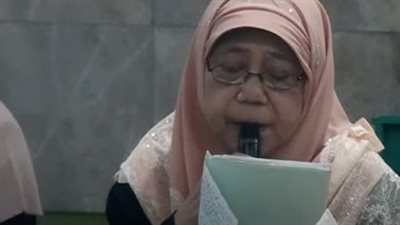 حسن الخاتمة.. وفاة سيدة إندونيسية أثناء قراءة القرآن يثير تفاعل النشطاء|فيديو