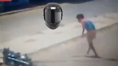 سائق دراجة ينجو من الموت مرتين في أقل من ثانية | فيديو