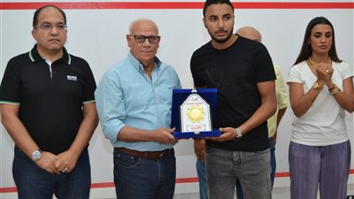 بورسعيد للإسكواش تهدي درع المنطقة للكابتن الراحل وليد عزالدين