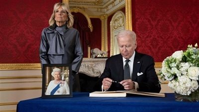 الرئيس الأمريكي يلقي نظرة الوداع على نعش الملكة إليزابيث