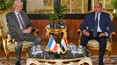 وزير الطيران يلتقي السفير الفرنسي لبحث التعاون المشترك