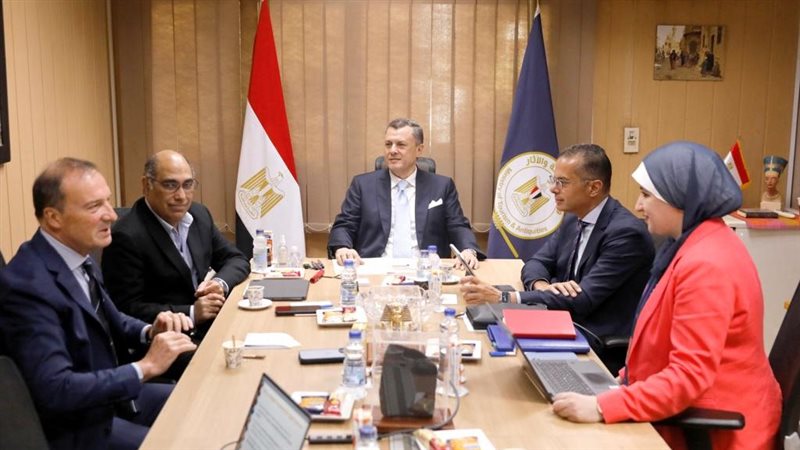 اجتماع وزير السياحة