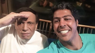 أنا مش شايف فيكم حد.. تفاصيل مفاجأة عن أحدث صورة للفنان عادل إمام 