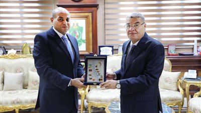 محافظ المنيا يكرم وكيل وزارة التربية والتعليم لترقيته