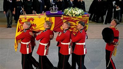 العائلة المالكة يرافقون جثمان إليزابيث إلى كاتدرائية وستمنستر | فيديو 