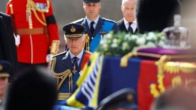 وصول نعش إليزابيث إلى كاتدرائية وستمنستر | فيديو 