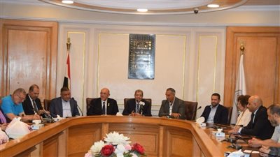 العربي يكرم فريق عمل غرفة القاهرة التجارية بعد نجاح معرض أهلا مدارس