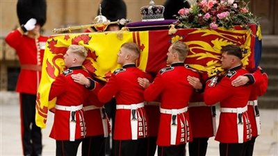 يؤخر تحلل الجثمان ولا تنبعث منه روائح.. تفاصيل مثيرة عن نعش الملكة إليزابيث | صور