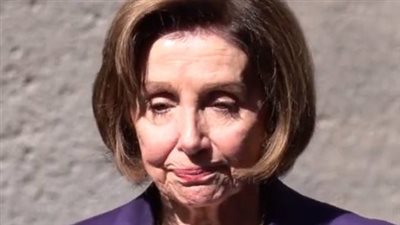 بسبب حرب منذ 1551 سنة.. بكاء شديد وموقف محرج لـ نانسي بيلوسي في أرمينيا | فيديو 