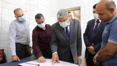 محافظ المنيا يتابع إجراءات صرف الألبان لعدد من الأطفال بمستشفى مصر الحرة