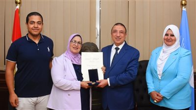 محافظ الإسكندرية يسلم الأم المثالية وسام الكمال من الطبقة الثانية 