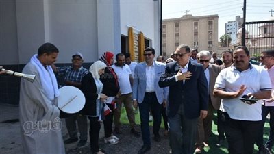 على أنغام المزمار والطبل البلدي.. 