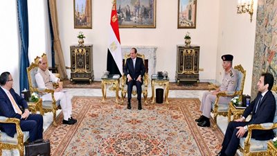 الرئيس: حريصون على تعزيز التعاون العسكري مع الهند.. ويوجه بالبدء فى التعاون مع مجموعة ميرسك العالمية