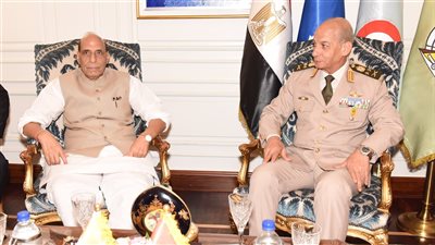 وزير الدفاع يلتقي نظيره الهندي لبحث التعاون المشترك 