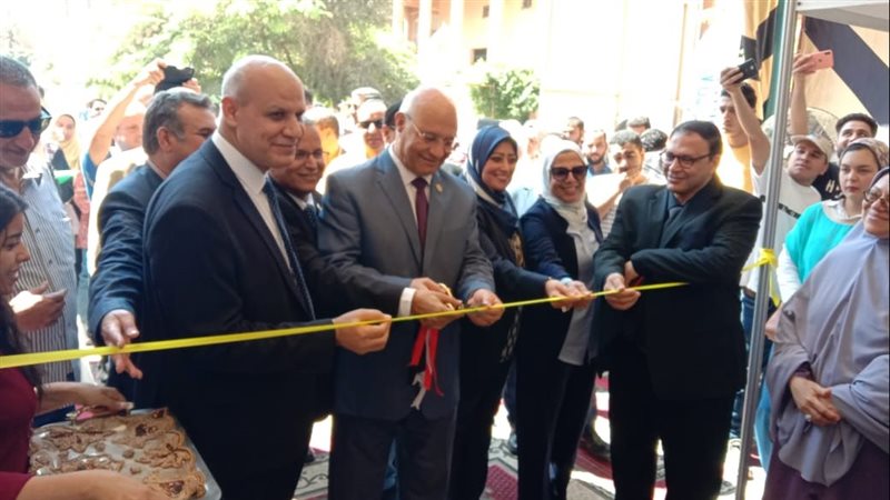 رئيس جامعة بنها اثناء