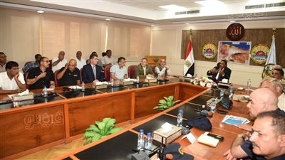 محافظ مطروح يعقد اجتماعا موسعا لمراجعة استعدادات الأمطار ومواجهة السيول | صور