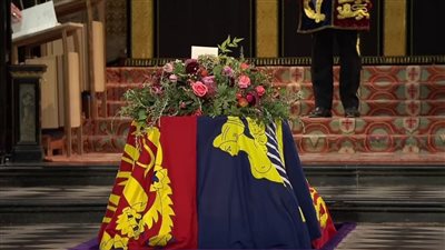 دفن الملكة.. إبعاد المجوهرات الملكية والتاج والصولجان عن إليزابيث | صور