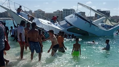 اختل توازنه.. تعرف على سبب جنوح يخت في شاطئ الغرام بمرسى مطروح