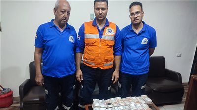 رغم وفاة صاحبها.. سائق ومسعف يعيدان مليونا و27 ألفا عثروا عليها في حادث بأسيوط 