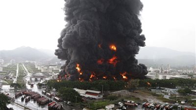 عاصفة رعدية تتسبب باندلاع حريق بمصفاة للنفط في فنزويلا