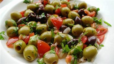 طريقة عمل مقبلات الزيتون الأخضر بالطماطم | فيديو