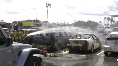 حريق هائل يدمر 11 سيارة أثناء مباراة كرة قدم أمريكية