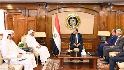 وزير الصناعة يبحث مع رئيس غرفة تجارة قطر سبل تعزيز التعاون الاقتصادي المشترك